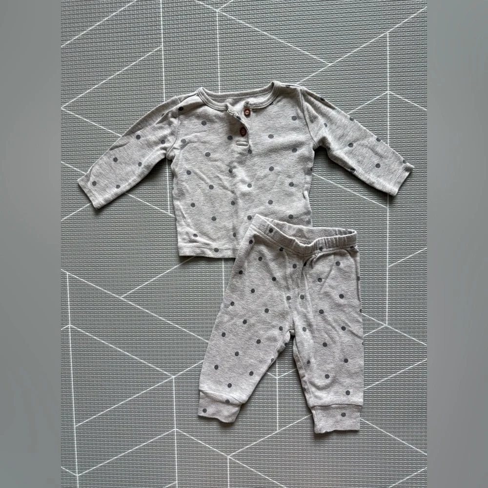 Carters|Baby gender neutral beige tan Polka Dot matching Pajamas,6M•Long sleeve